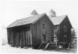 Kaksi vilja-aittaa Perni�n Melkkil�ss�, vasemmanpuoleinen vuodelta 1699, oikeanpuoleinen vuodelta 1776. Kuva: Irja Sahlberg 1946, Turun maakuntamuseo.