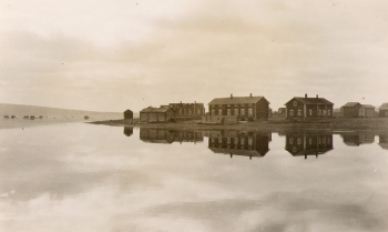Taloja Ounasjoella. Kuva: Sakari P�lsi 1923, Museovirasto.