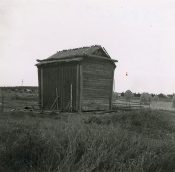 Kemin mlk., Ilmola. Malkakattoinen aitta. Kuva: Eino Nikkil� 1947, Museovirasto.