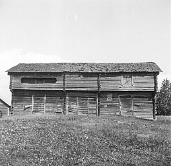 Iisalmen kyl�, Huttula. Luhtiaitta, jossa isoaitta, v�liaitta ja talli. Kuvausaika: 1972. Valokuvaaja: Rauni S�is�. Kuopion kulttuurihistoriallisen museon kokoelmat.