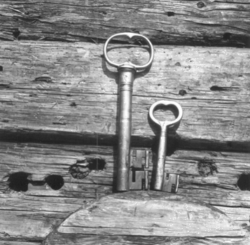 Isoaitan avain 33 cm. Tallinavain 18,5 cm. Kuvausaika: 1972. Valokuvaaja: Rauni S�is�. Kuopion kulttuurihistoriallisen museon kokoelmat.