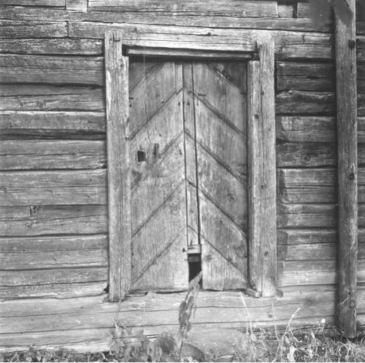 Lapinlahti, V�is�l�nm�ki, V�is�l�. Eloaitan ovi. Kuvausaika: 1972. Valokuvaaja: Rauni S�is�. Kuopion kulttuurihistoriallisen museon kokoelmat.