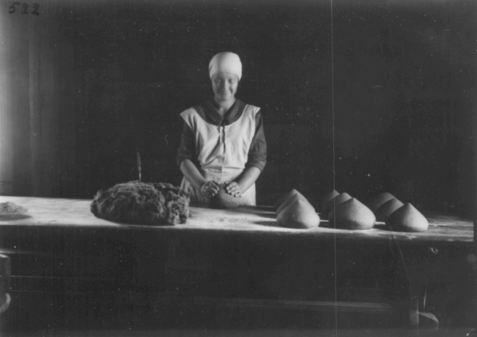 Maaninka, K��rmelahti. Leiv�n leivonta. Valokuvaaja: Ahti Rytk�nen. Kuopion kulttuurihistoriallisen museon kokoelmat.