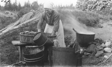 Maaninka, Tuovilanlahti. Aholan em�nt� pyykill�. Kuvausaika: 1926-28. Valokuvaaja: Ahti Rytk�nen. Kuopion kulttuurihistoriallisen museon kokoelmat.