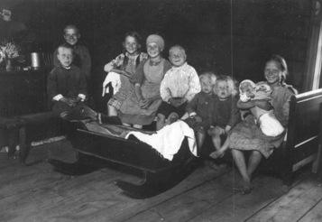 Maaninka, Petsamo. Savupirtin �pirttiviljelyst�. Kuvausaika: 1926-28. Valokuvaaja: Ahti Rytk�nen. Kuopion kulttuurihistoriallisen museon kokoelmat.