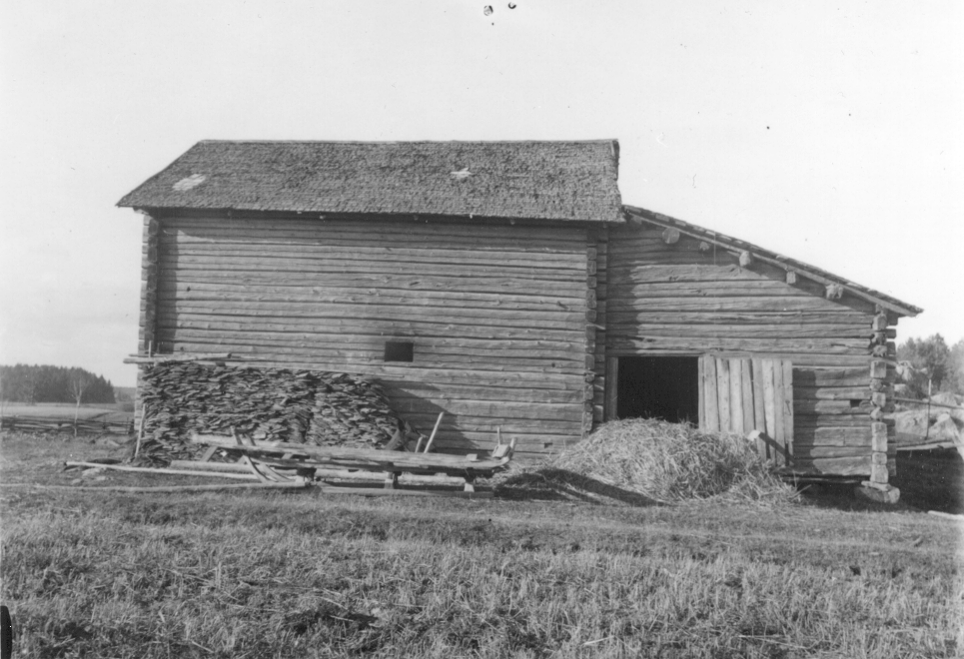 Maaninka, Kiukoonniemi. Riihi. Kuvausaika: 1926-28. Valokuvaaja: Ahti Rytk�nen. Kuopion kulttuurihistoriallisen museon kokoelmat.