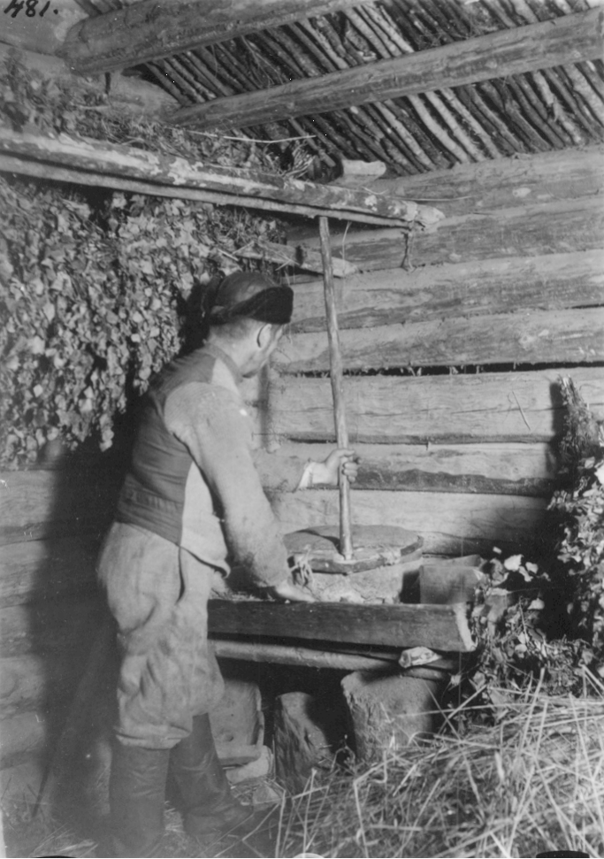 Maaninka, Petsamo. Jauhinkivill� Vatalassa. Kuvausaika: 1926-28. Valokuvaaja: Ahti Rytk�nen. Kuopion kulttuurihistoriallisen museon kokoelmat.