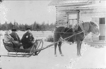Maaninka, Halola Leskel�n talon pihassa. Kuvausaika: 1920-1. Kuopion kulttuurihistoriallisen museon kokoelmat.