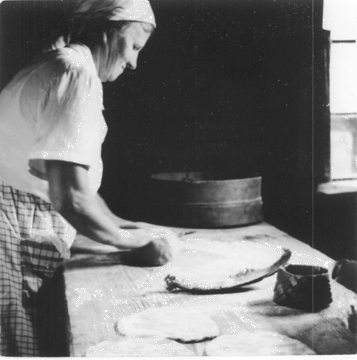 Pettuleiv�n leipominen. Kuvausaika: 1950-1 (n�yt�s). Kuopion kulttuurihistoriallisen museon kokoelmat.